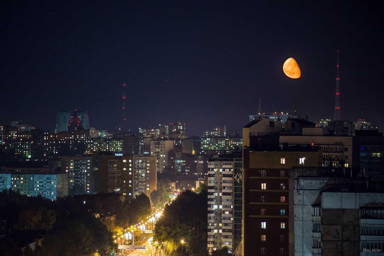Какая завтра ночь. Луна над городом. Ночь над городом. Город на Луне. Ночное небо над городом.