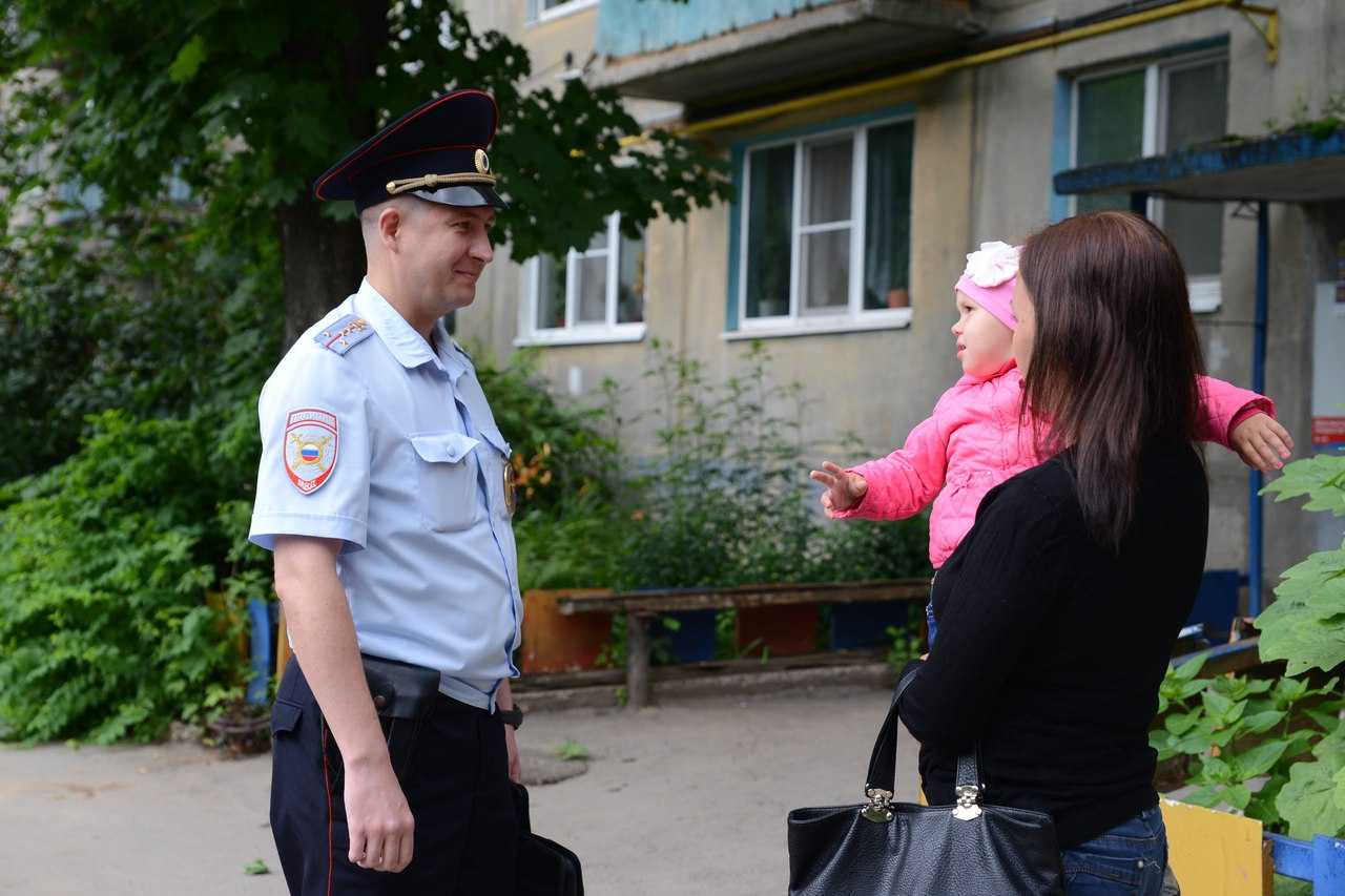 Видеть полицией. Участковый полицейский. Участковым уполномоченным полиции. Сотрудник полиции. Полиция и граждане.