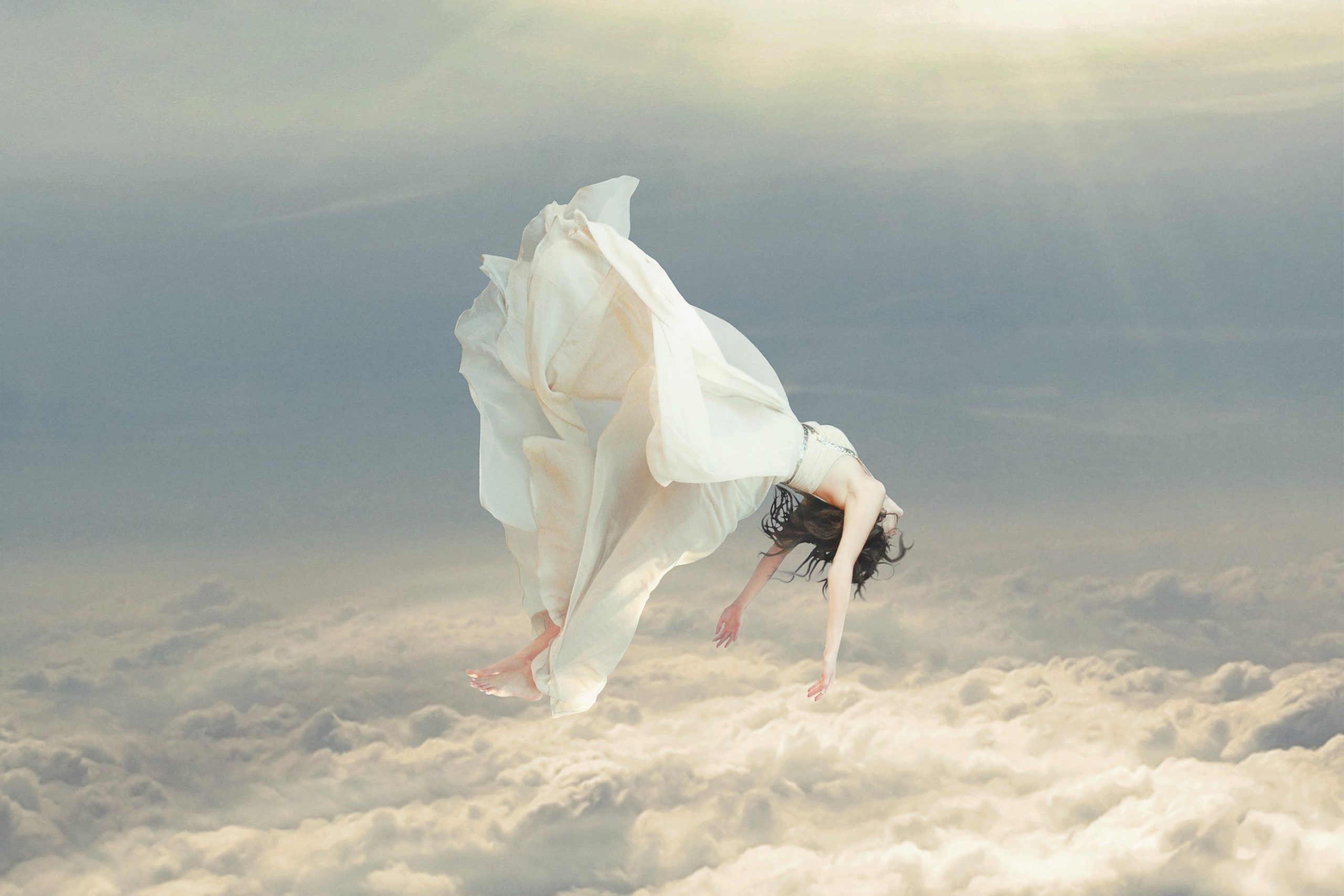 Девушка в воздухе. Ангел на обрыве. Девушка летает. Летать в облаках.