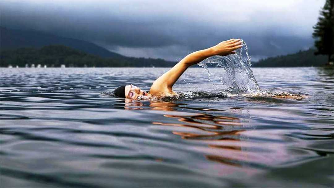 Гимнастика в воде на природе. Плавать после еды. Бассейн для купания летом. Купание во сне