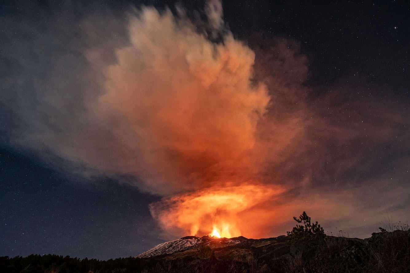 Вулкан Этна. Самое сильное извержение вулкана Этна. Извержение Этна Италия 21 год. Извержение вулкана во сне. Заметивший вулкан