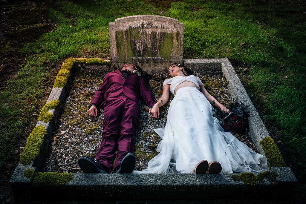 Думал жена умерла женился на другой. Свадьба на кладбище. Свадебная фотосессия на кладбище. Романтика на кладбище. Мужчина на кладбище.