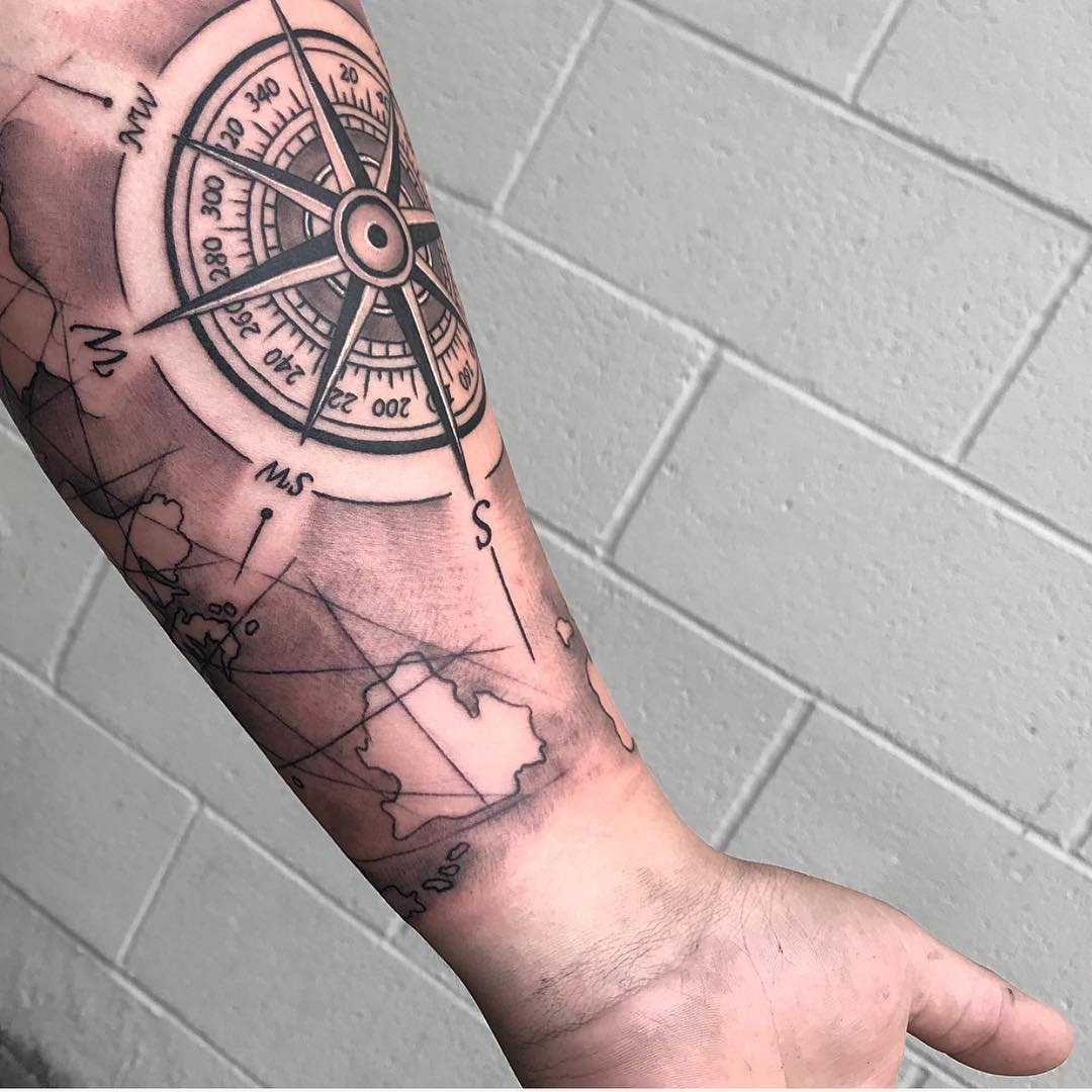 Татуировка компас на руке