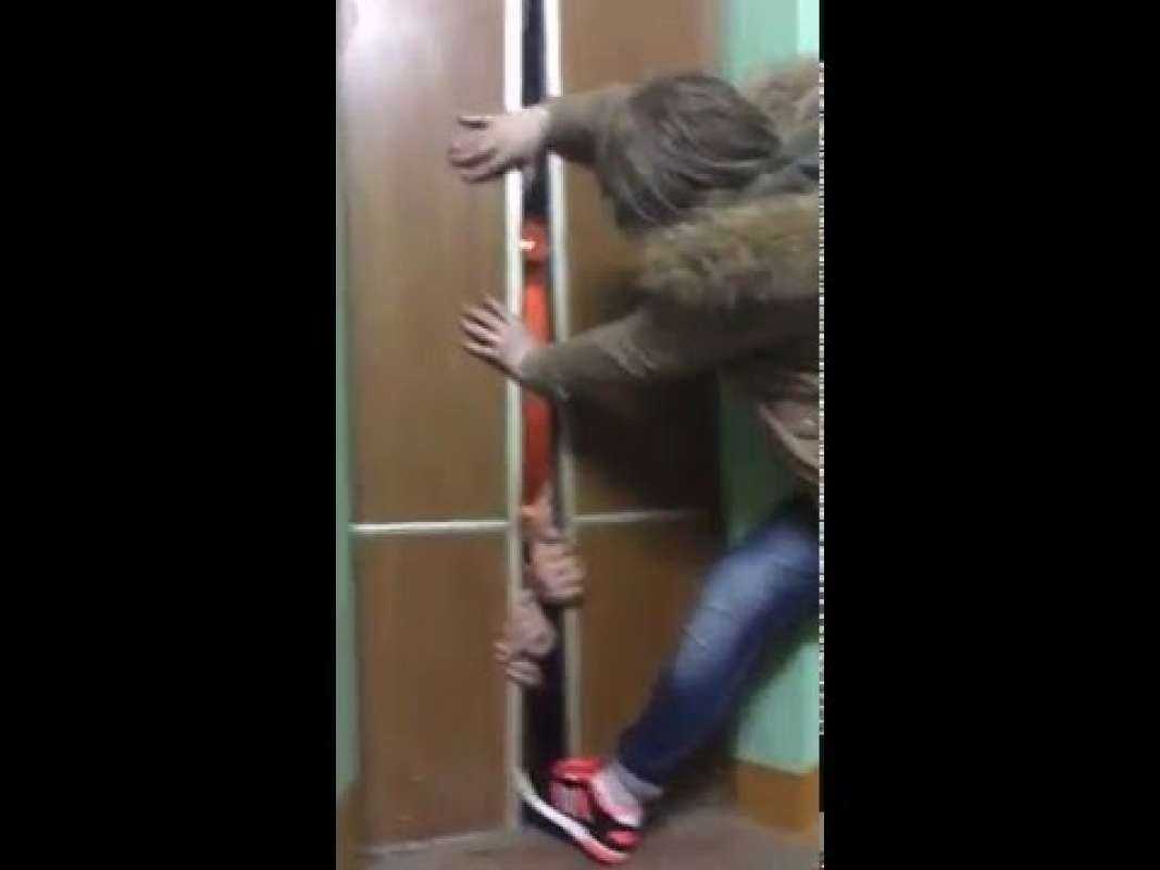 Видео где людей зажали в углу. Лифт застрял. Лифт застрял между этажами.