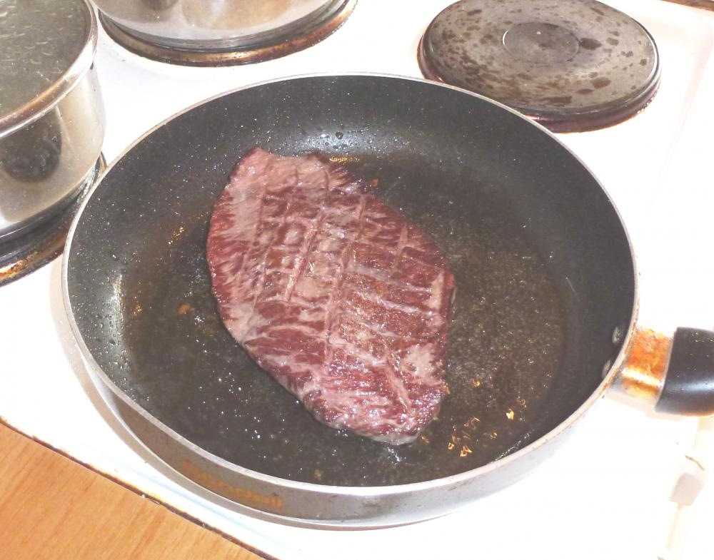 Жарим говядину кусочками. Мясо на сковороде. Говядина кусочками на сковороде. Сковородка с куском мяса. Кусочек жареного мяса.