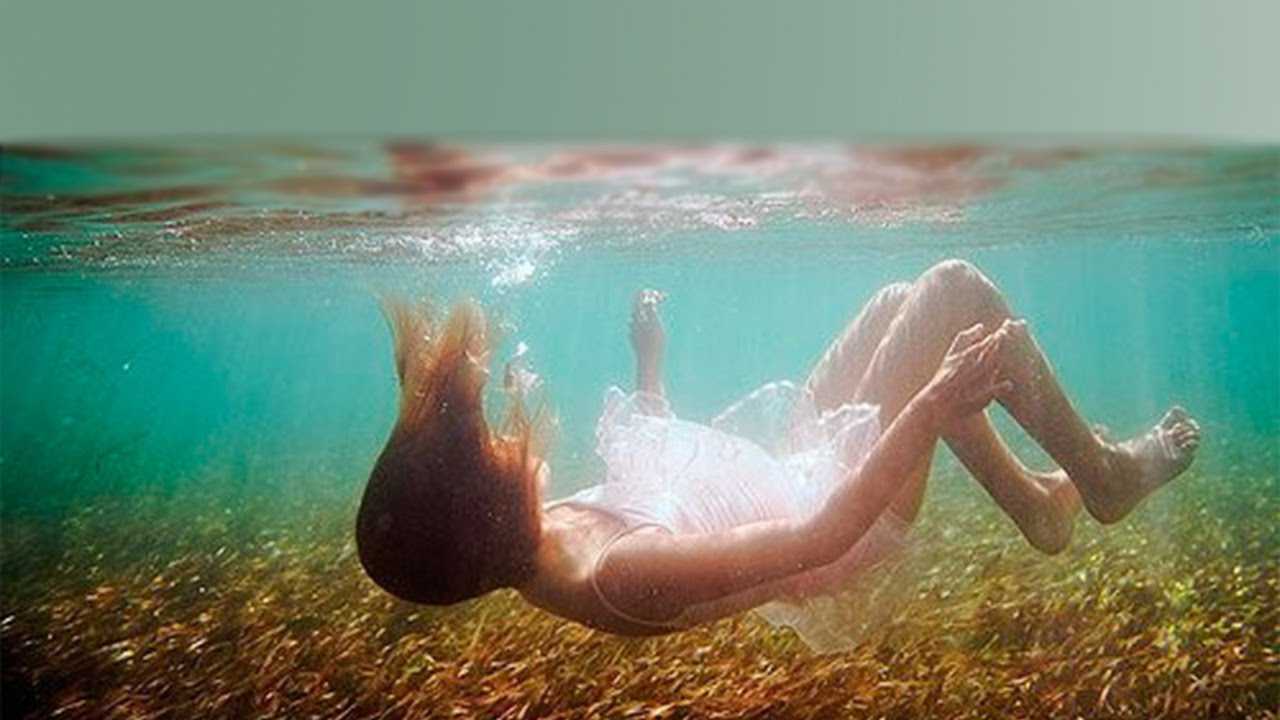К чему снится купаться в прозрачной. Девушка тонет в море. Тонет в воде. Человек утопающий в воде.
