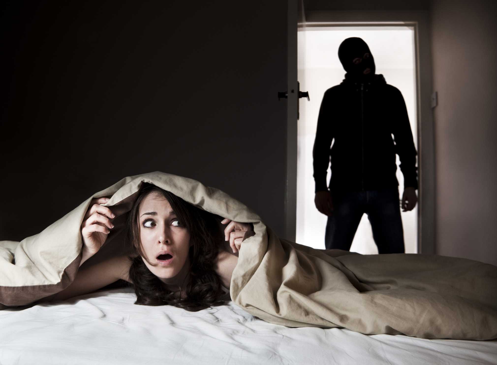 Мужские женские кошмары. Ограбление квартиры во сне. Мужчина прячется от женщины. Обокрали квартиру во сне. Ограбил человека во сне.