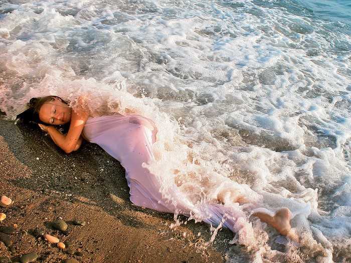 Пока спал на пляже. Сон о море. Девушка на берегу. Сон на берегу моря. Спящие волны.