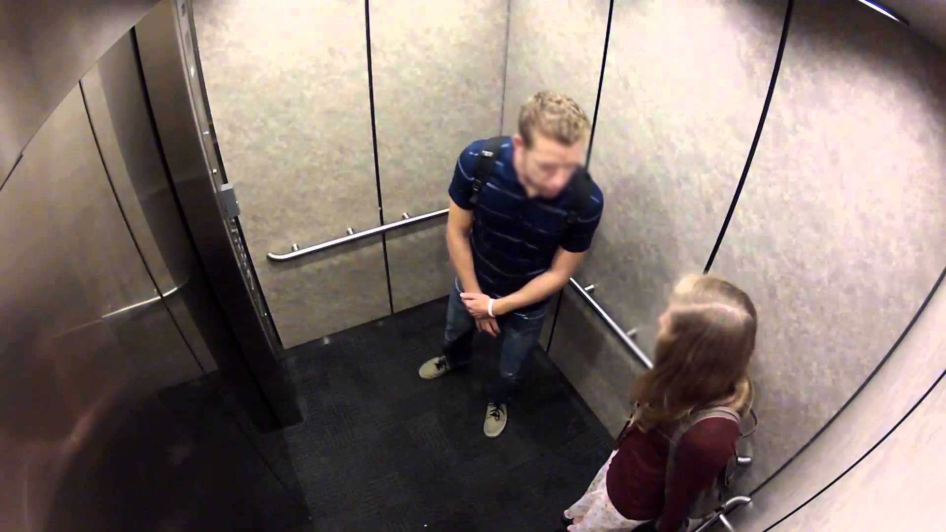 показывают член в лифте фото 52