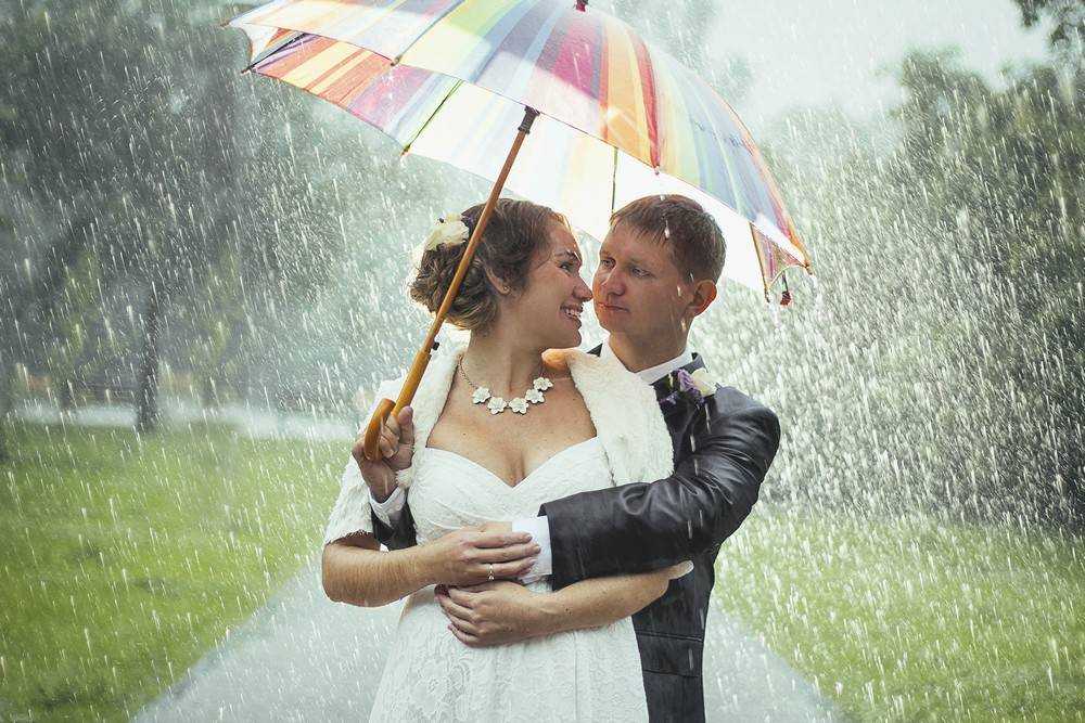 Будем свадьбу гулять. Свадебная фотосессия в дождь. Свадебная фотосессия под дождем летом. Невеста дождь. Фотосессия молодоженов в дождь.