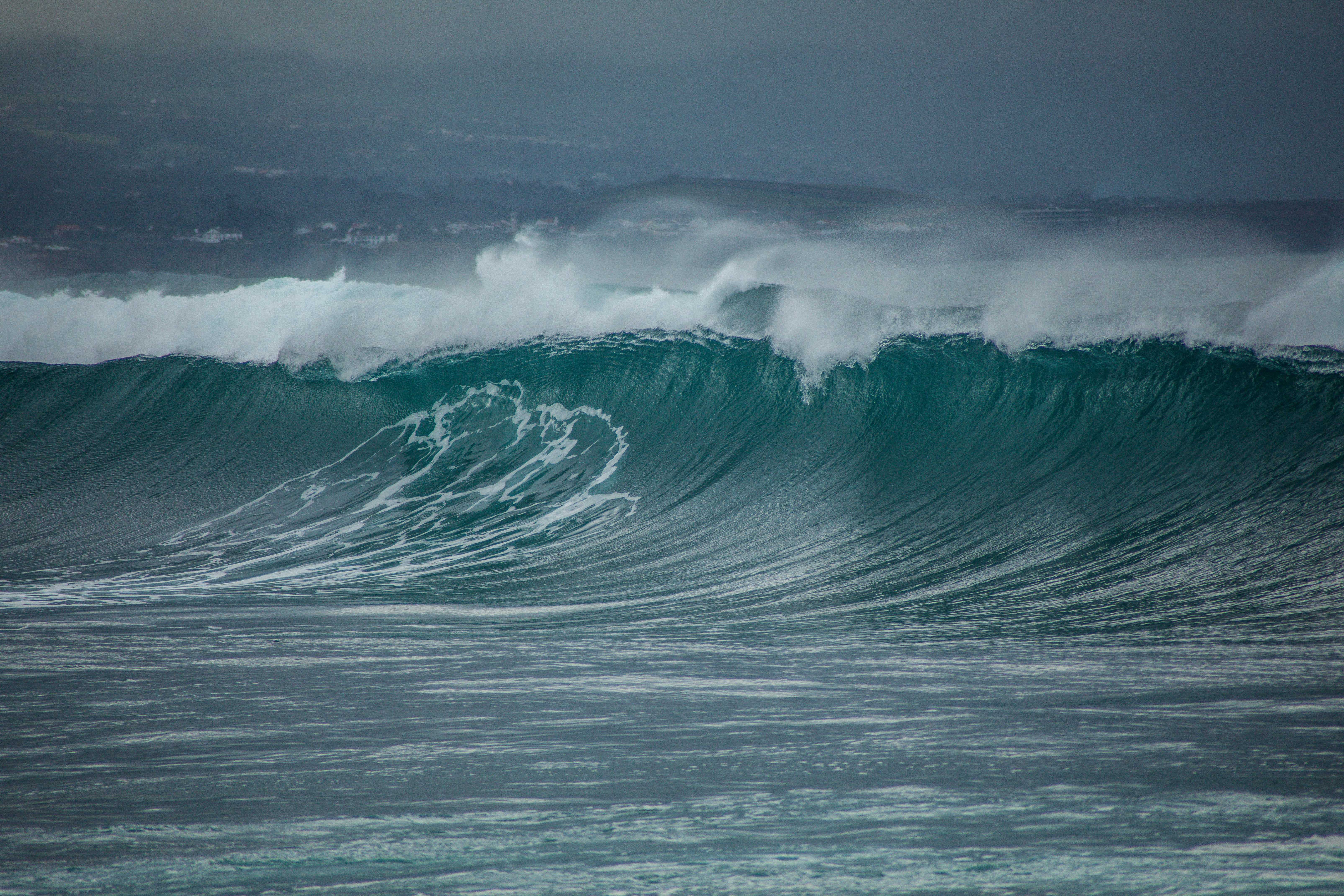 Natural wave. Море океан волны шторм ЦУНАМИ. Атлантический океан шторм. Бискайский залив волны убийцы. Море шторм.