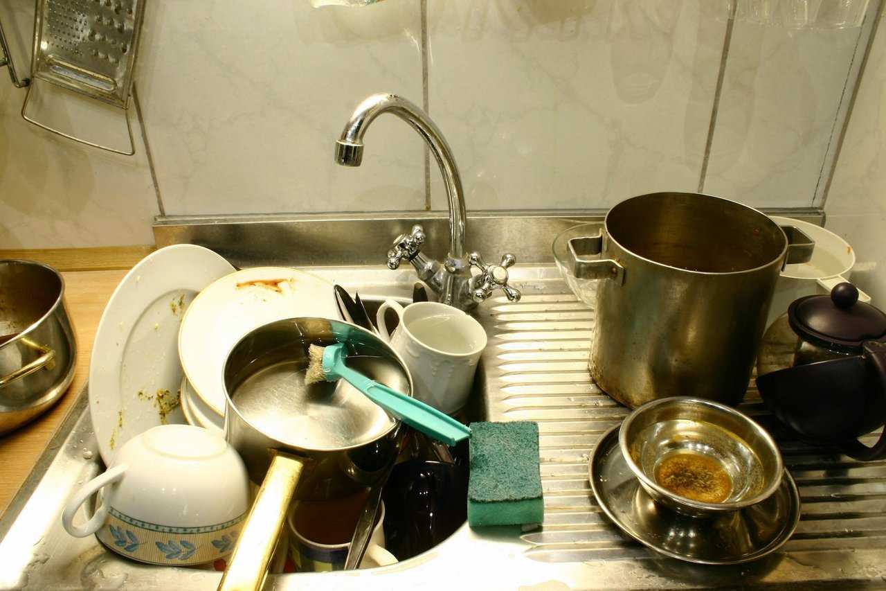 Немытая посуда в раковине