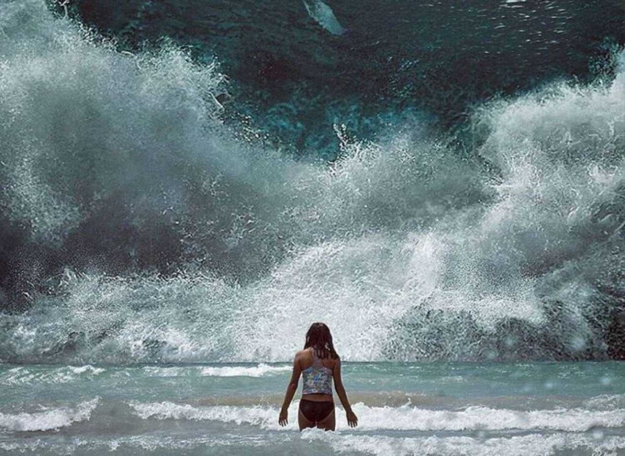 В душе ее вздымались волны. Девушка перед волной. Море волны человек. Девушка и штормовое море. Огромная волна и человек.