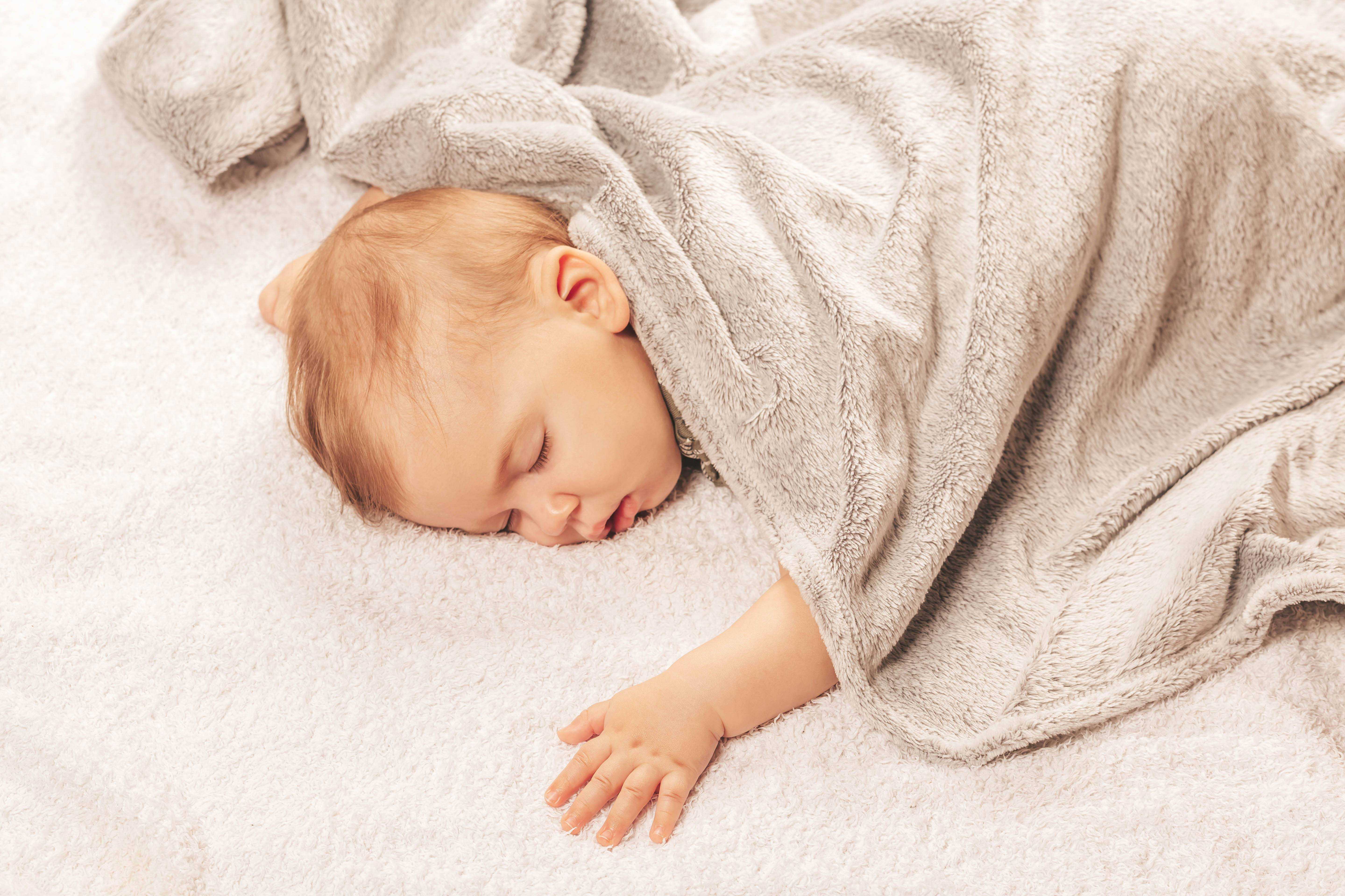 К чему снится новорожденный мальчик на руках. Спящий ребенок. Малыш под одеялом. Детский сон.